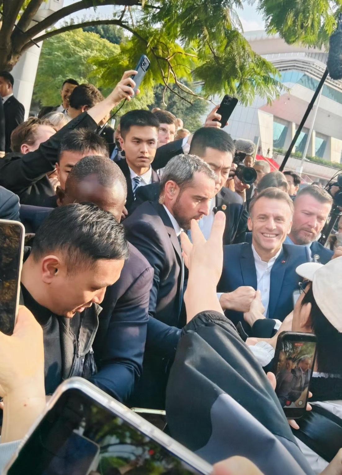 哈哈哈哈哈……马克龙在四川大学收到了摇滚巨星一样的追捧！看得出来小马哥非常的享受