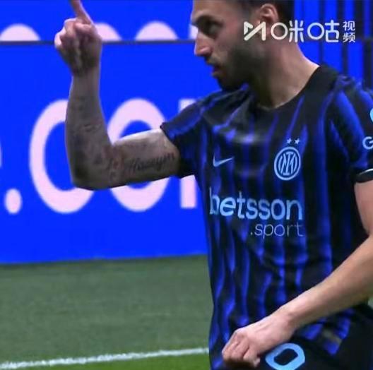 恰尔汗奥卢两脚兜射,国米3-0干趴佛罗伦萨。54分钟拉人不吹点,裁判眼瞎?V