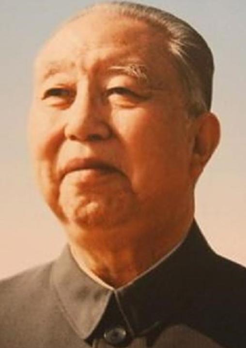 2008年，华国锋去世，中央要将他的骨灰葬入八宝山，怎料，曹万贵却提出申请：“迁