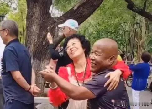 如今这社会，有些现象着实令人无语。就拿我们这儿的一个口袋公园来说，每天下午都有人