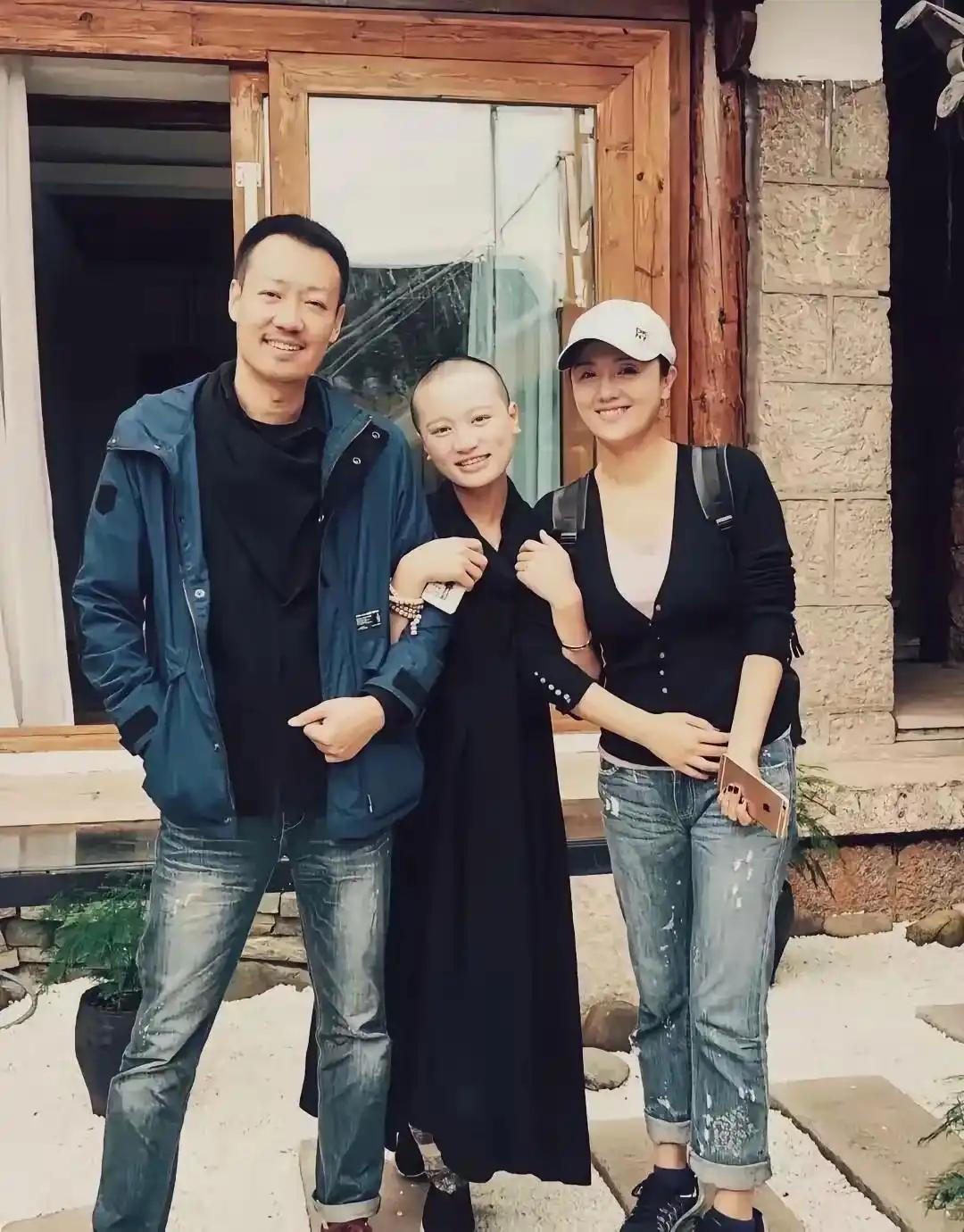 宝子们，谁能认出中间的女士？这张旧照，我只认出了眉黛轻舒、气质温婉、清雅秀丽
