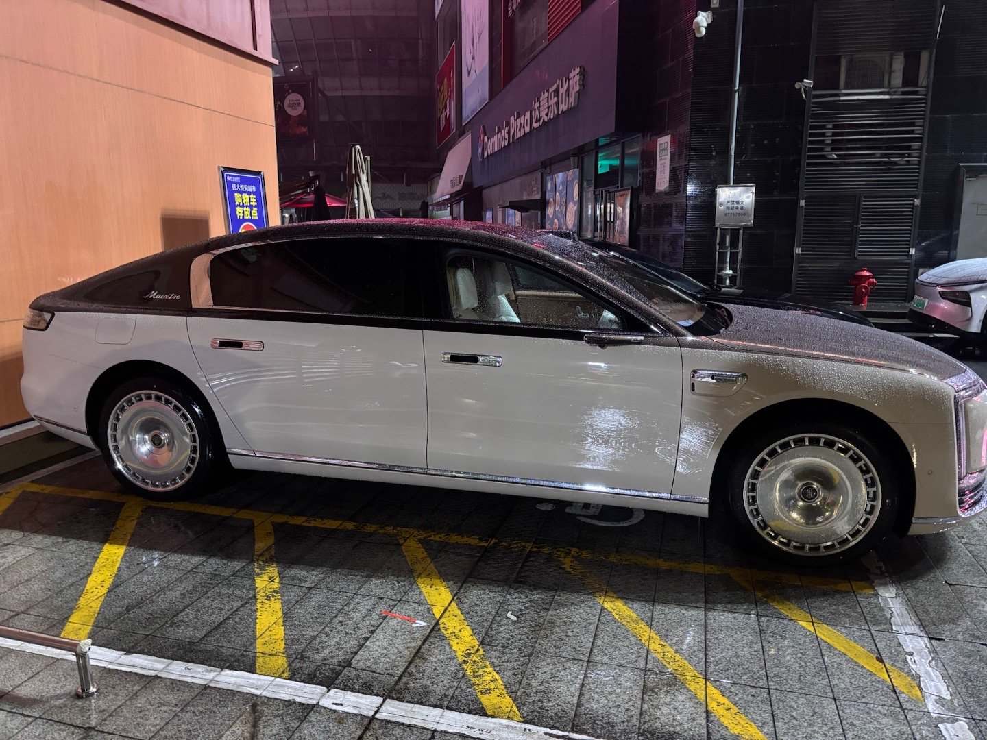 昨天晚上遇到尊界s800了兄弟们，感觉这车雨天质感咋样[doge][加油]​​