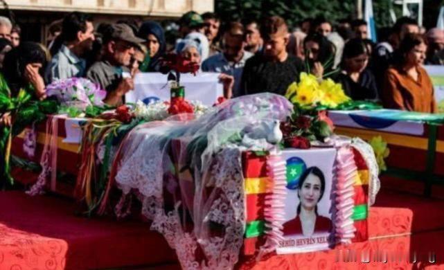 库尔德集体投降后，女兵被侮辱，墓地被毁！当地时间19日，外国社交媒体上流传出了