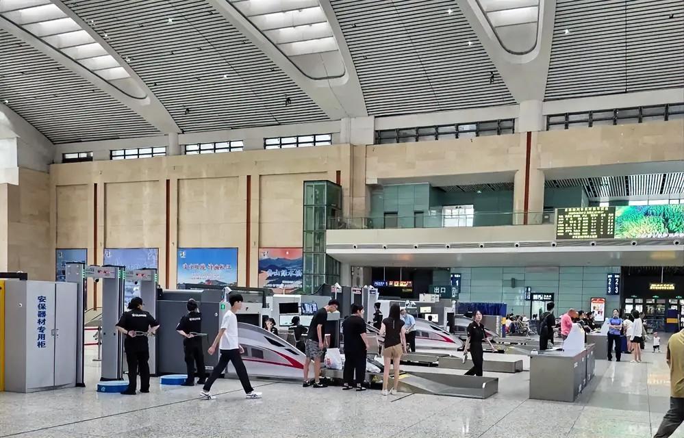地级市火车站，三个安检口，每个安检口6个人，很繁忙的。现在乘坐火车，地铁出门，