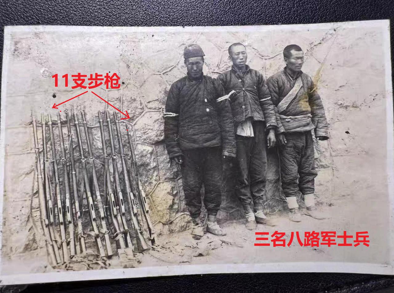 这是日军随军记者拍摄的一张老照片，真实记录了三名八路军士兵不幸落入日军之手的全过