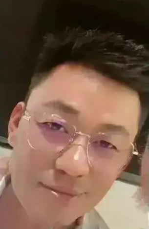 王宝强，有钱人可以改变骨相