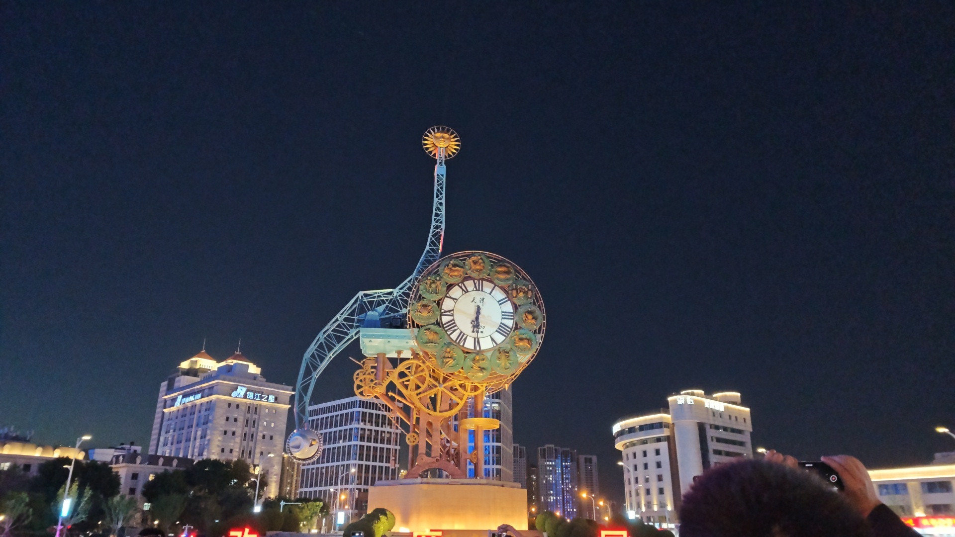 总体来说，天津是一座让人开心的城市。天津人的乐观是刻在骨子里的。这几天打了出租车，打了网约车，租了电