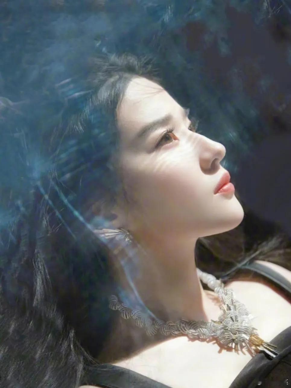 《一眼万年！刘亦菲西西里岛美照，仿若中世纪油画中逸出的绝艳佳人》：用“一眼万年”