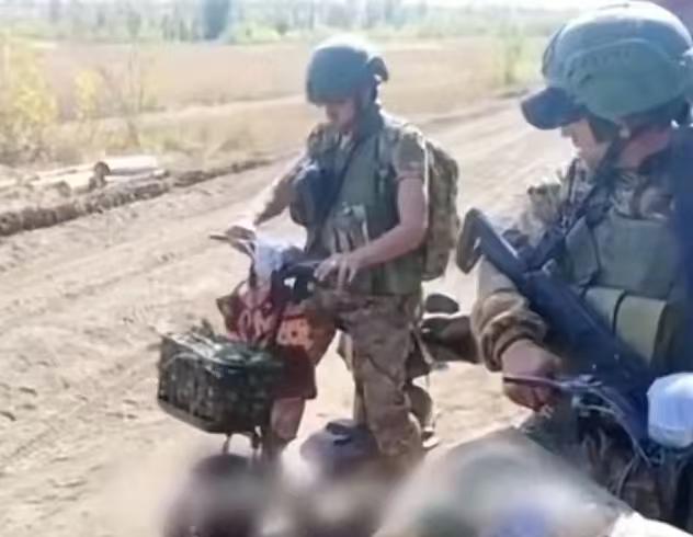 说起来还挺搞笑的！打了三年的俄乌战争，最终发现，真正管用的三件武器，居然都是中国