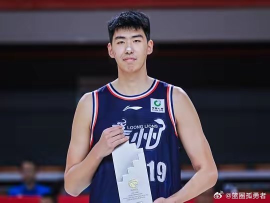 聊聊徐昕离开CBA远赴海外联赛，到底谁最亏？徐昕放弃了国内稳定薪资，海外打球开销大、收入有限，代价不