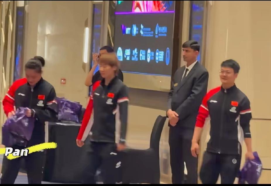 徐奕：王曼昱的贴心小跟班晚宴后，大家都拿着统一的蓝色塑料袋，一开始还以为王