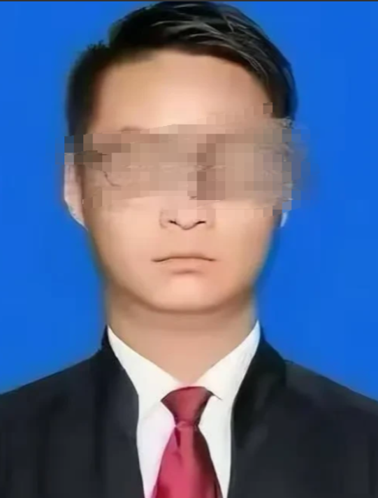 四川成都，女子独居庭院养育三只爱猫，其中一只橘白猫已怀胎待产。某夜，一男子以食物