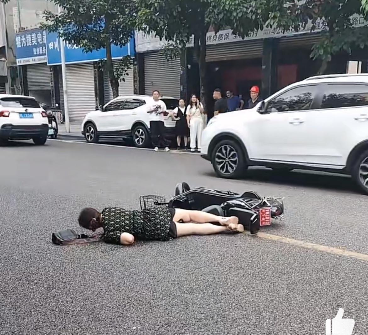 这个情况你敢过去扶吗？一个大妈摔倒路中间，身旁是倒地的电瓶车，大妈挣扎了一下，还