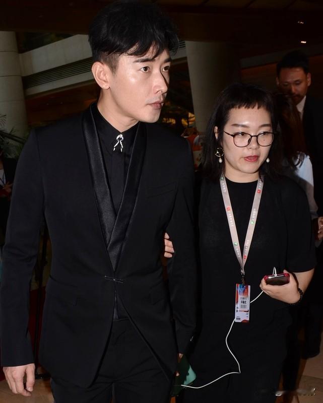 罗晋父亲告别仪式在八宝山低调举行，现场20字挽联道尽逝者一生坦荡。最让人动容的是