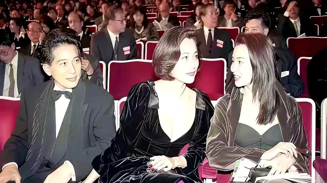 跟林青霞热聊的这位美女是张曼玉。这张图片看起来，张曼玉对比林青霞也毫不逊色。这好
