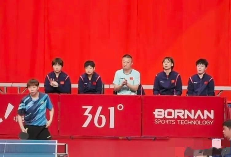 马琳紧张的又把外套给脱了。今天下午亚运会女团比赛，第一盘王曼昱1-3朱雨玲，输