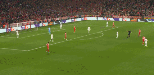 裁判对于皇马球员的优待是有目共睹的，欧冠赛场上维尼修斯踢到基米希，然后又从背后推