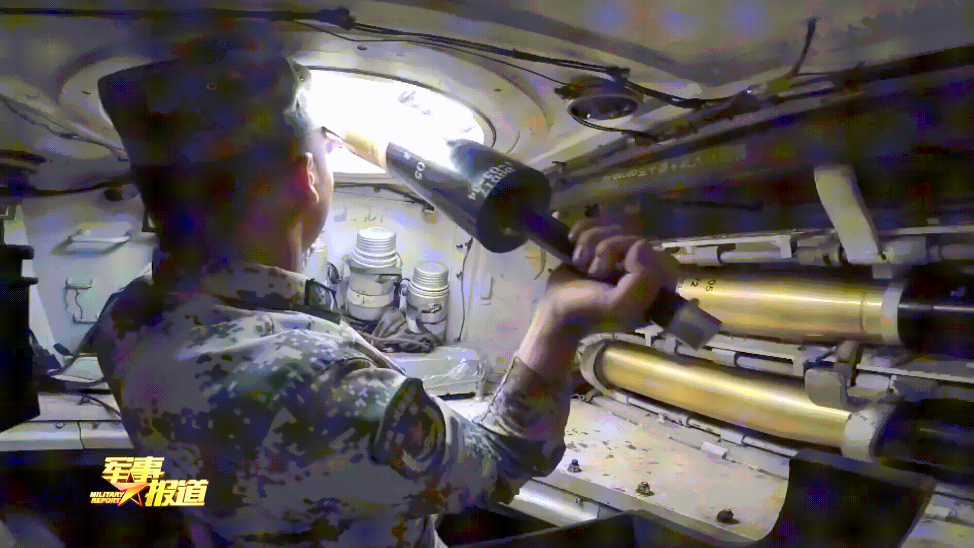 05两栖突击车105炮配备的DTP2-105破甲弹，装填DHT-1炸药，2003