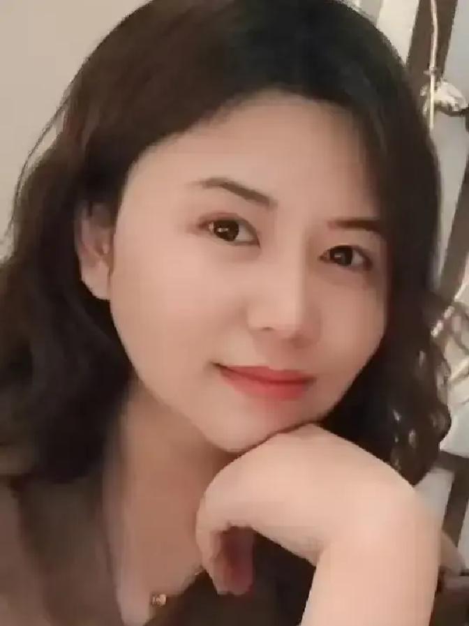 刷到一条离谱的短视频。女人说她和邻居小伙同居三年，丈夫在外地打工，每月寄五千