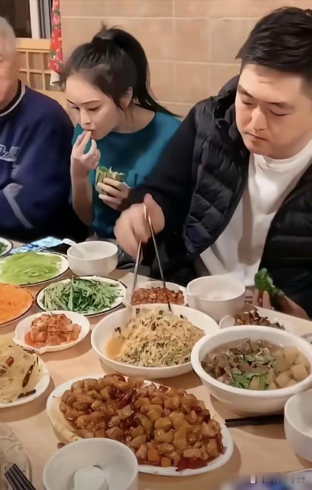 赵本山一家真是低调，录视频时候真的吃的很接地气，都是东北家常菜。其实赵本山生活