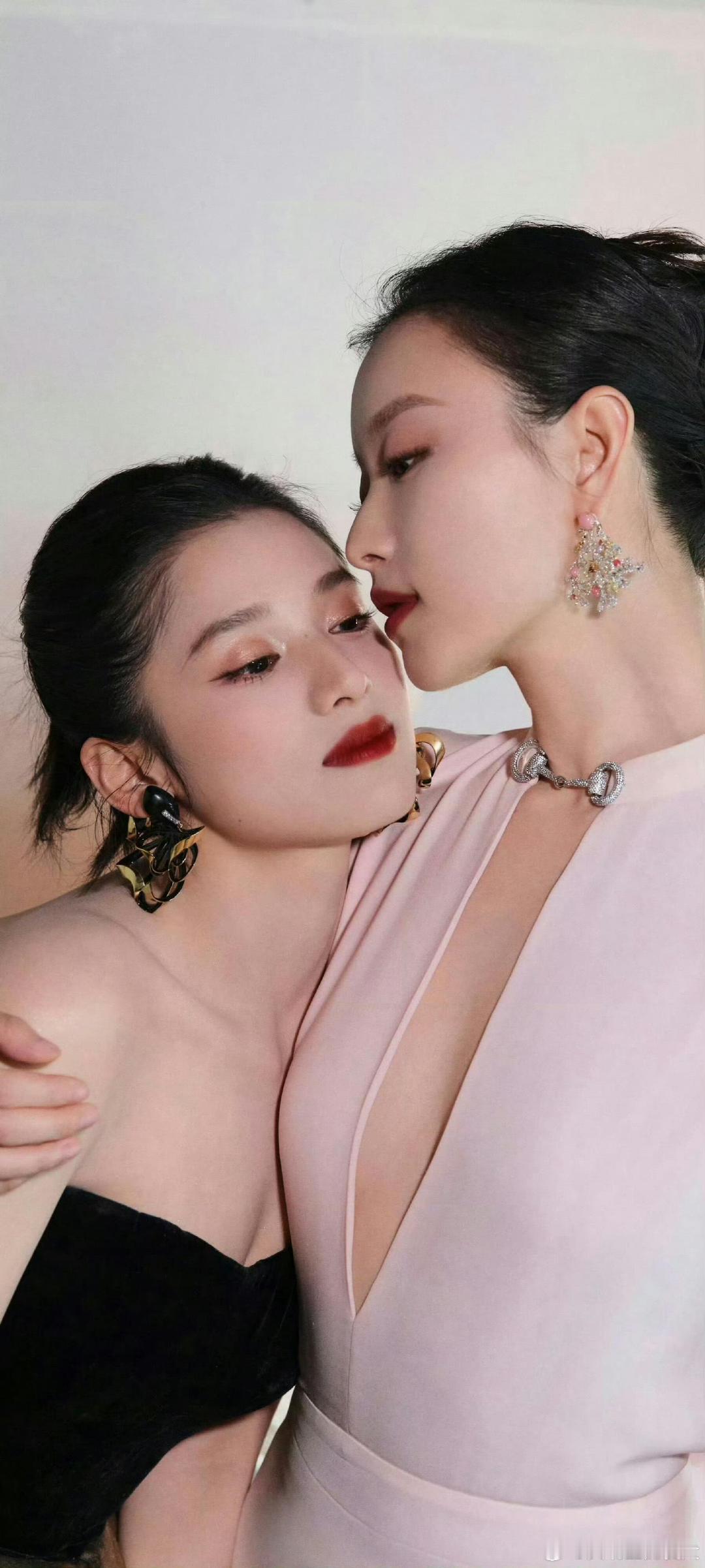 张婧仪倪妮两朵金花[爱心]​