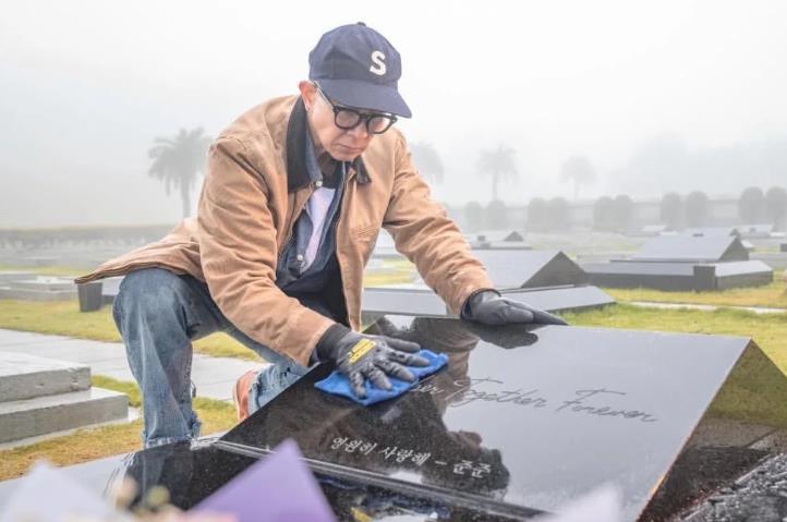 严重怀疑具俊晔已经心理出了问题，网友不断爆料在大S的墓地碰到了他，知情的网友说：