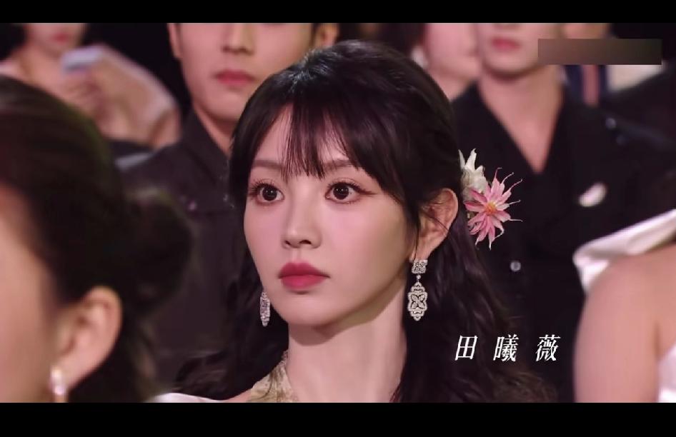 田曦薇长得太…超越常规了吧[无奈吐舌]，那眼睛大得跟少女漫画里的人物似的，占了半张脸