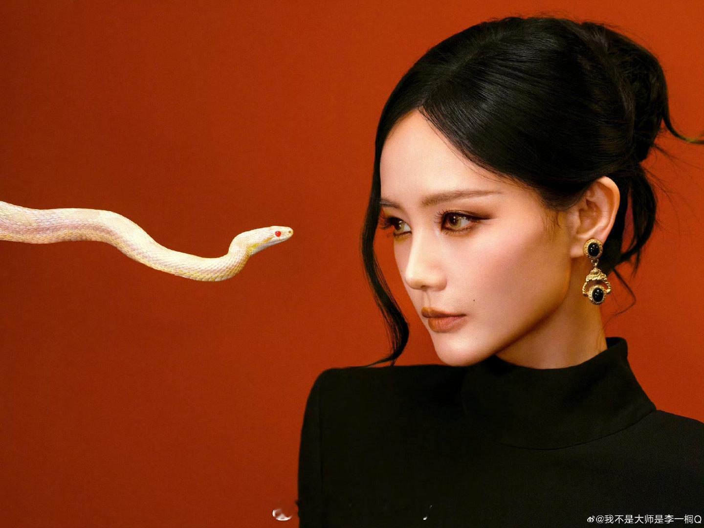 李一桐芭莎活动出发图已经发了，我滴天拿了真蛇！！​