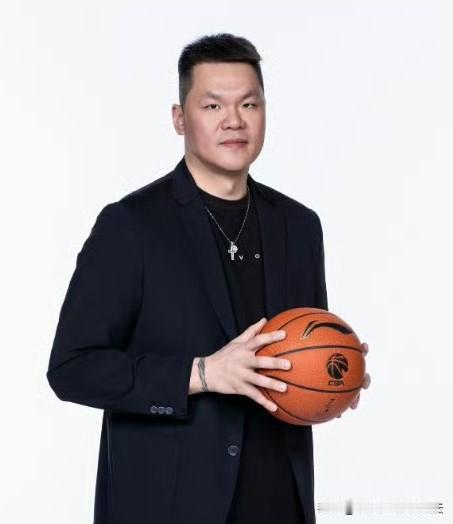深夜重磅！朱芳雨正式离任广东宏远总经理，“宏远王朝”的缔造者之一，也走了。据