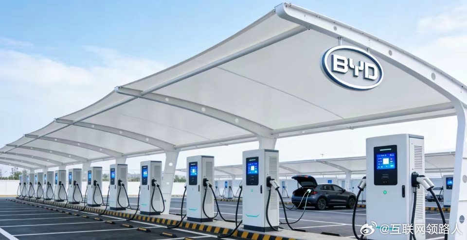 比亚迪超充站慢储快充原理：平时通过低功率电网给储能柜慢慢蓄满电，到了用电高峰，就