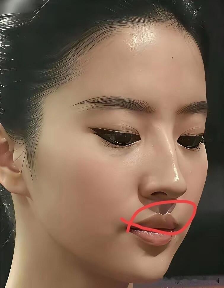 第一次认识她，就是看她演的电视剧，眼睛特别漂亮，但是嘴型不太完美，她不适合大笑，