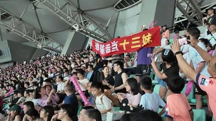 常州虽败犹荣，他是苏超唯一一支没有职业球员的球队，不是他找不到，是他自己不要。苏