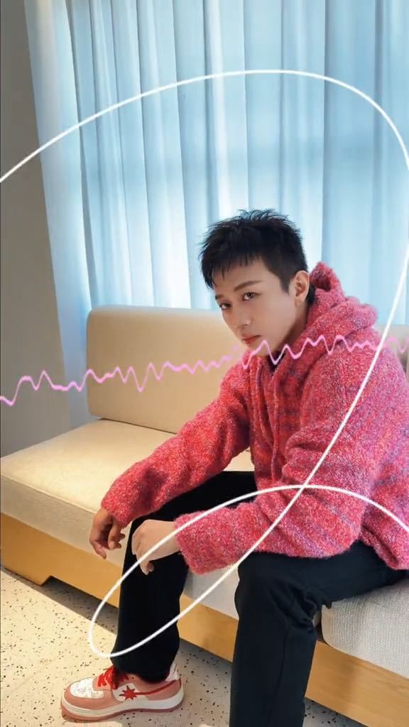 邓超复刻小鹿妆鹿晗化妆师给邓超化了1小时妆哈哈哈哈哈邓超为了贴近鹿晗的造型也是诚