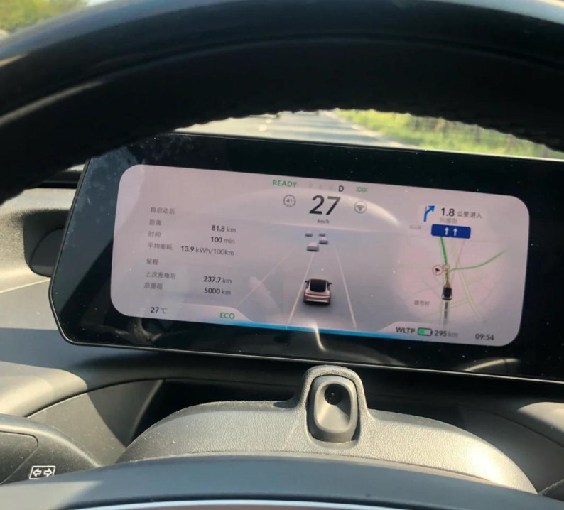 小鹏P7使用一个月的优缺点【优点】1、首先是外形，实车比照片好看，在路上回头