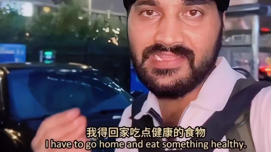 真是开眼了！头一回听说有人来中国居然吃不饱，还瘦了20斤。这位印度博主吐槽，