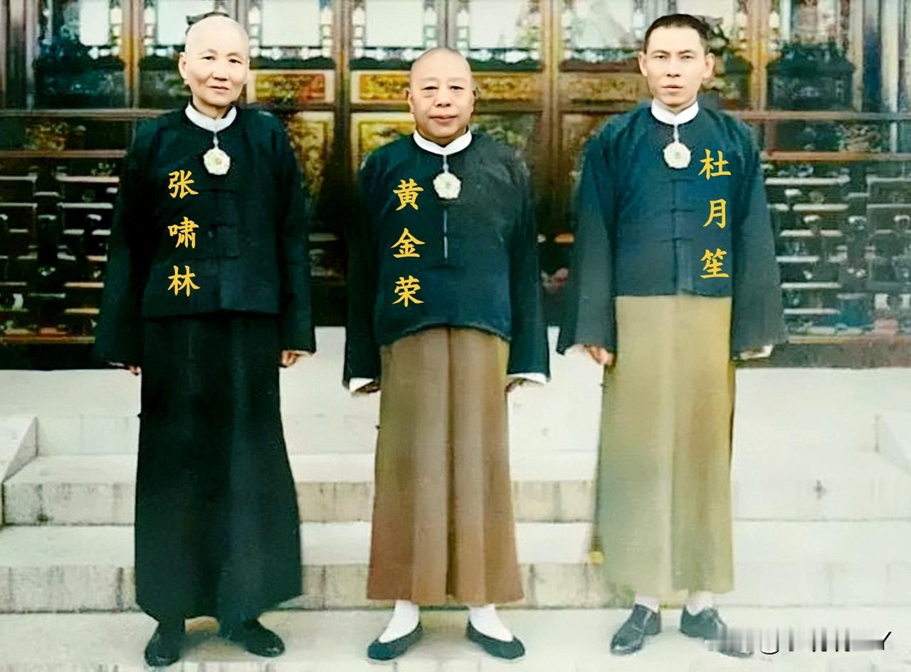 一九三五年，一同领取勋章的“上海三大亨”。这而非演员所饰演的，确是货真价实的本人