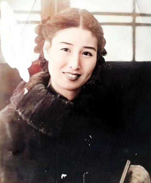1940年深夜，民国大美女郑苹如，被秘密押到荒郊旷地执行枪决。特务垂涎她的美色，