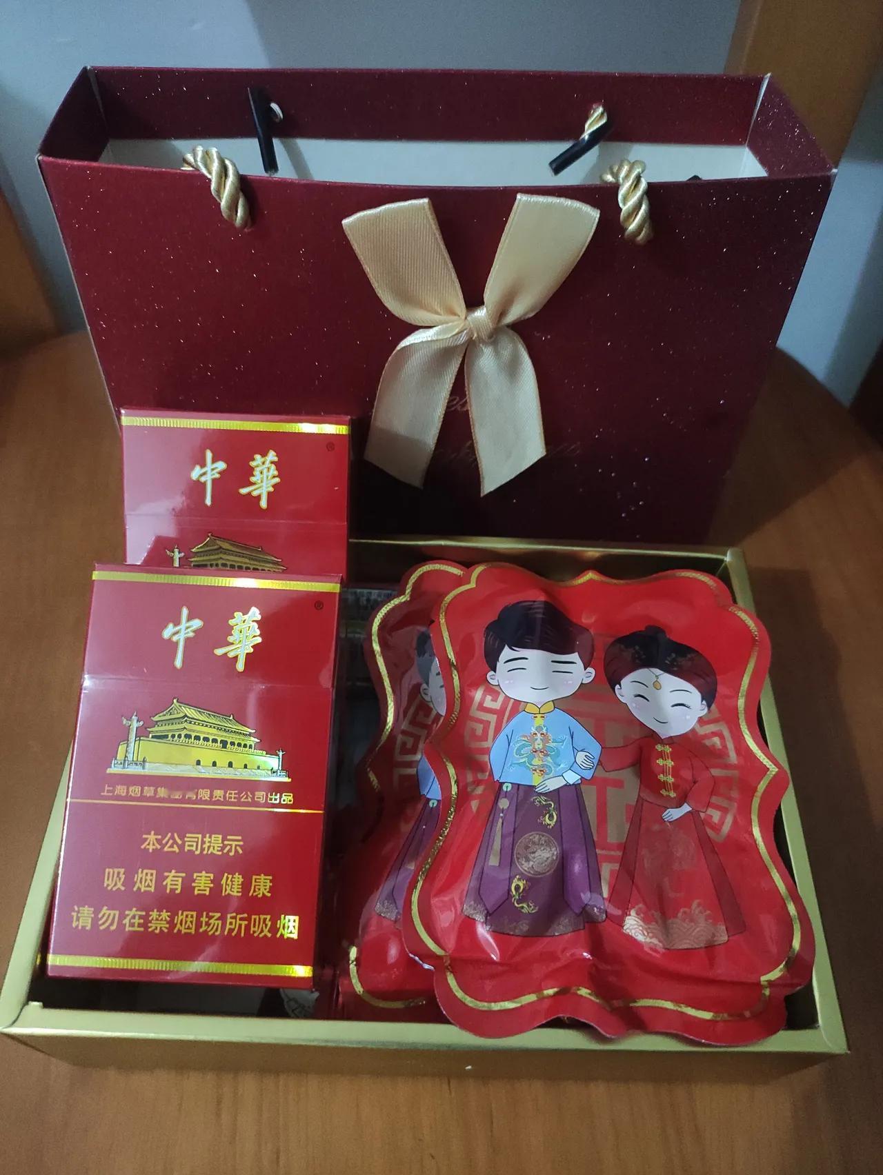 早上，同事给我一袋喜糖，说下周要结婚。我说祝你们百年好合了。同事说谢谢，就走了。