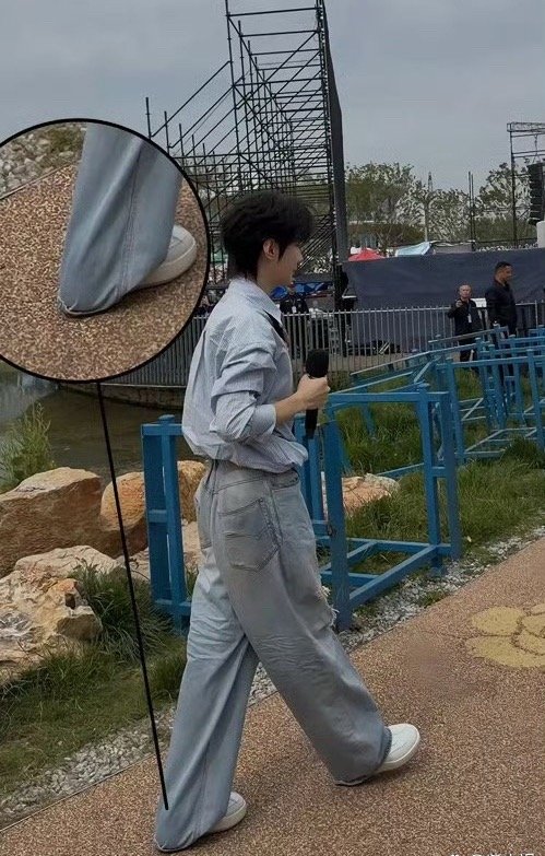 一万二的裤子就这么踩来踩去，好心疼