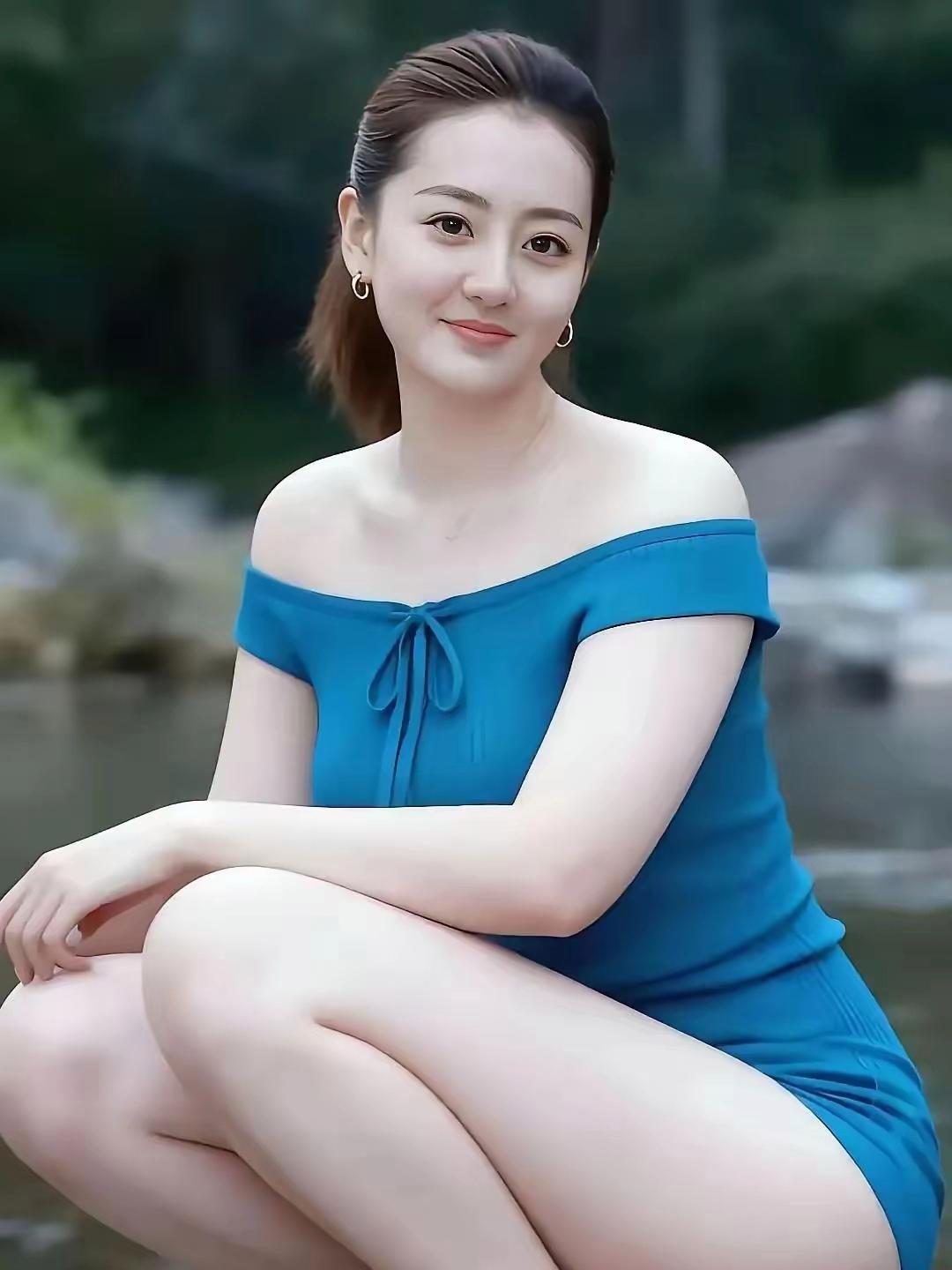 就这种肤白貌美又微胖的，给十个杨幂都不换！杨幂太瘦了，没有这种白白胖胖的美女养眼
