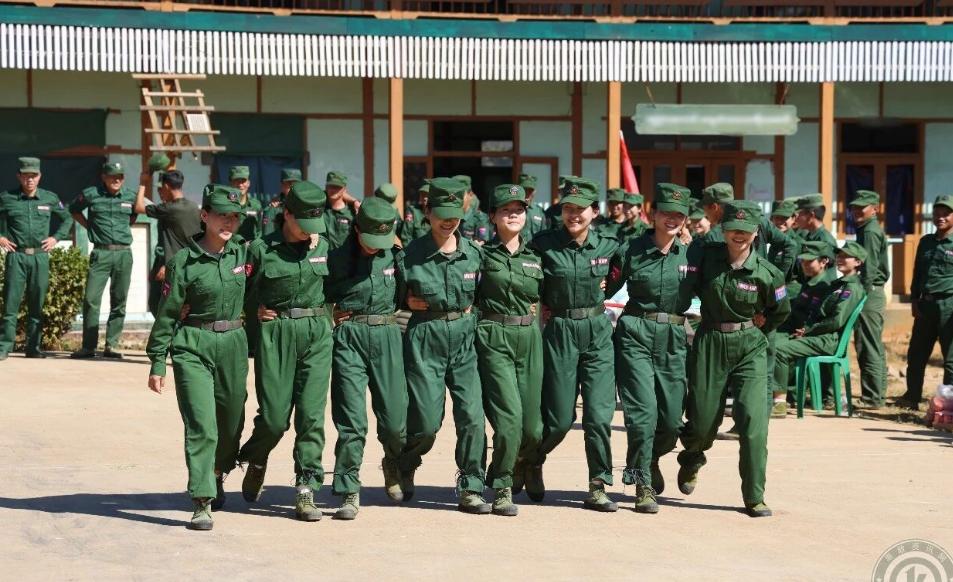 果敢同盟军的女兵很漂亮！原因无他，唯年轻尔！这些女兵小姑娘，大多是15到20