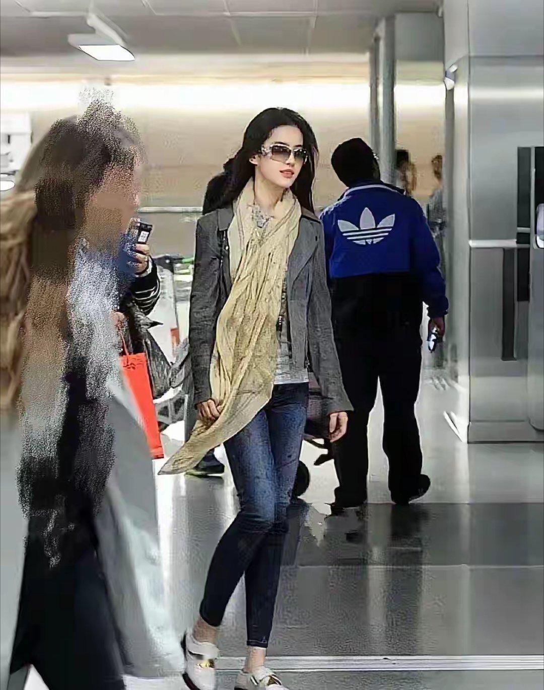 刘亦菲这真的不能用美来形容了，我只能说看到这种颜值的美女，那就是一步三回头