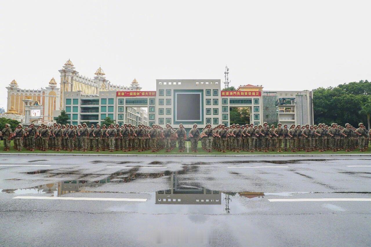 【#驻澳门部队组织第27次建制单位轮换#】根据《中华人民共和国澳门特别行政区驻军法》和中央军委命令，