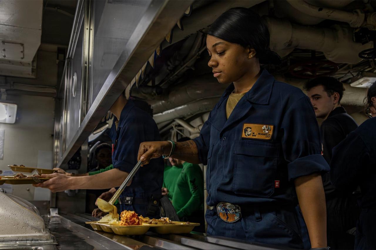 美国海军自证，林肯号航母和的黎波里号两栖攻击舰，都没有出现食物紧缺。而且还放