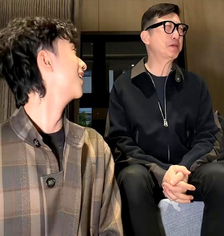 伊能静在春晚舞台上拼事业，儿子却在台北陪着前夫庾澄庆过年。你是不是觉得这孩子有点