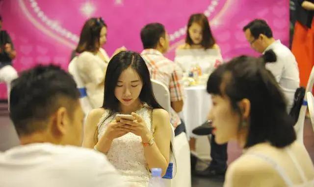 一位上了岁数的女人讲述：上海的大龄剩女，比北京还多，她们一个月两三万，有的十几万