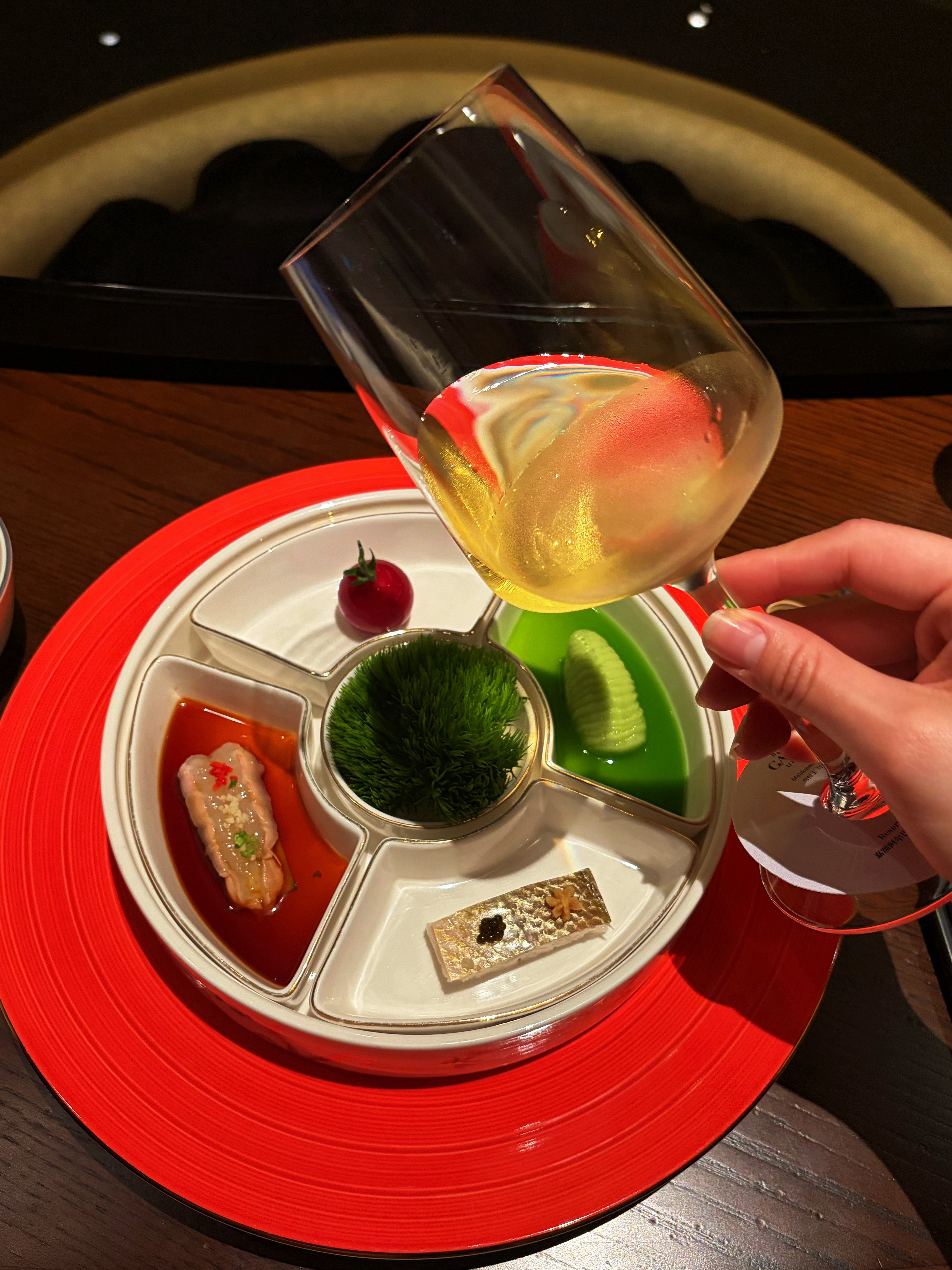 在潮汕菜的传统边界探索川菜的味道新知，搭配来自南大西洋风土佳酿，会碰撞出怎样的火