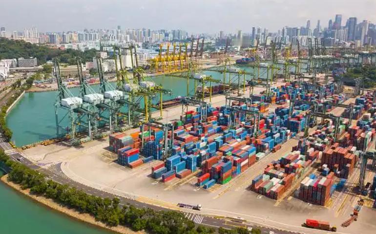 以前，印尼的货船去一趟中国，得先在新加坡那儿拐个大弯，卸货、报关、再装船。新加坡