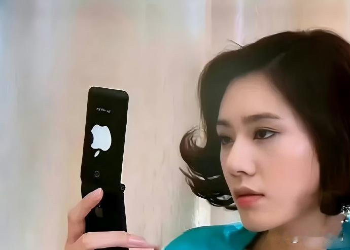 以前看《回家的诱惑》居然没发现，品如用的是山寨苹果手机，富二代洪世贤家里的吊灯蜡