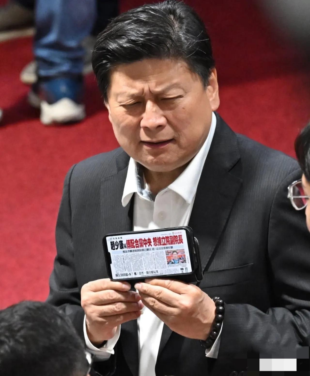 这张照片火了！傅昆萁怒了！傅昆萁向国民党立委展示自由时报最新文章：赵少康称傅配合
